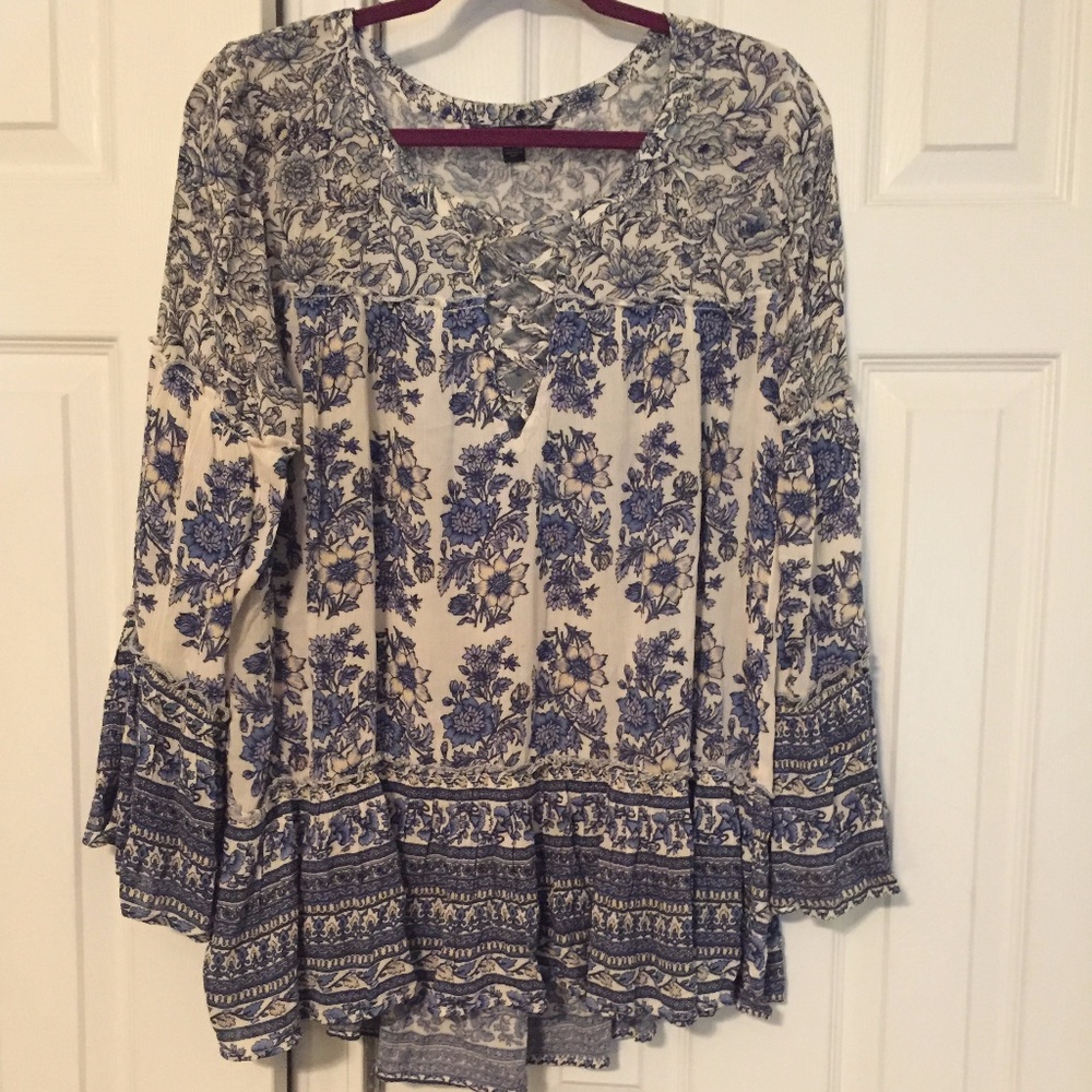 American Eagle blue and cream floral boho blouse M